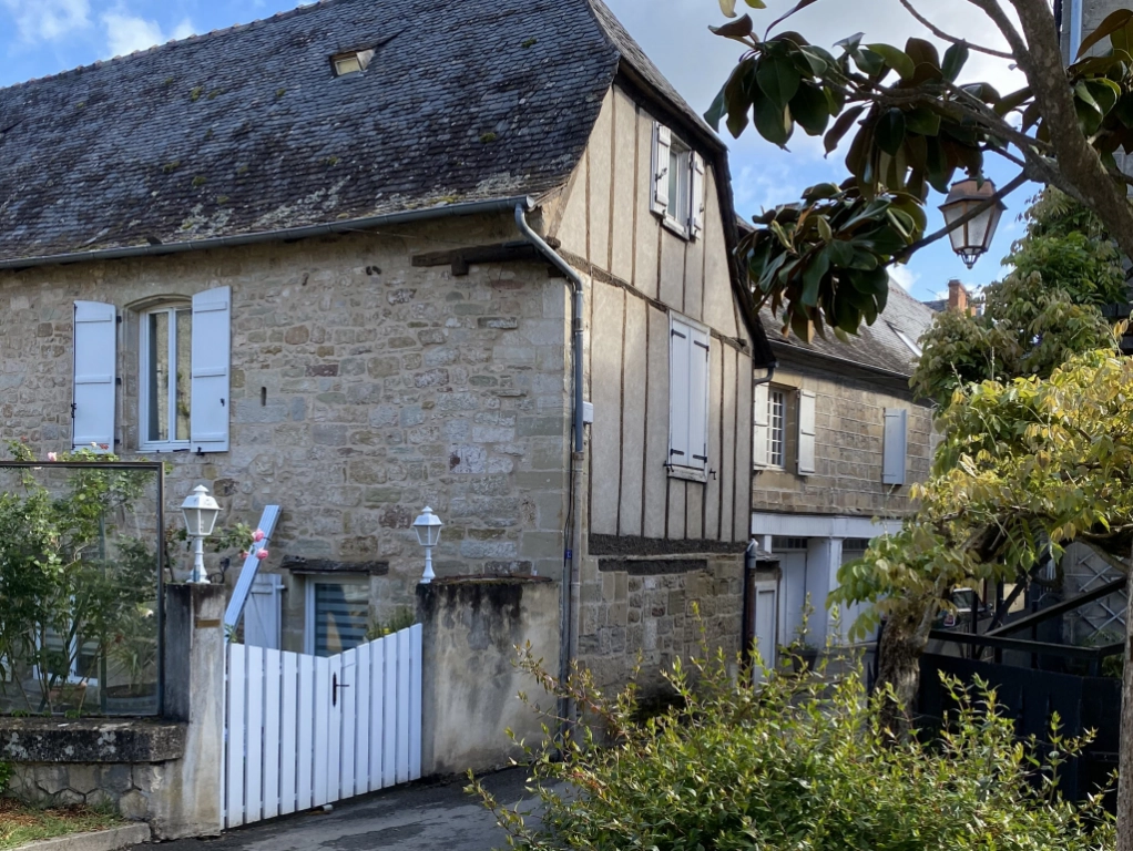Entr&eacute;e du vieux bourg par la rue Raymond de Turenne