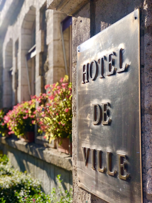 Plaque &agrave; l'entr&eacute;e de la Mairie
