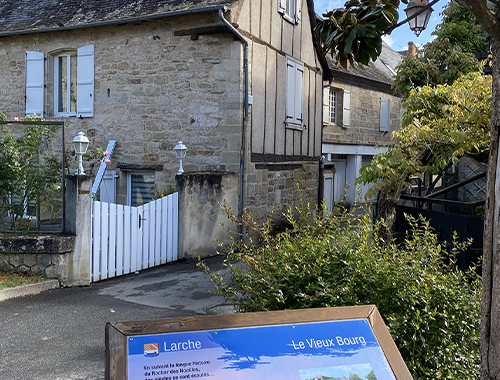 Le bourg de la commune de Larche en Corrèze. Le bourg de la commune de Larche en Corrèze.